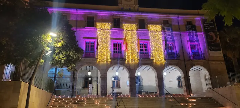 Beleuchtetes Rathaus bei La Nit de la Llum in Dénia während der weihnachtlichen Abendveranstaltung